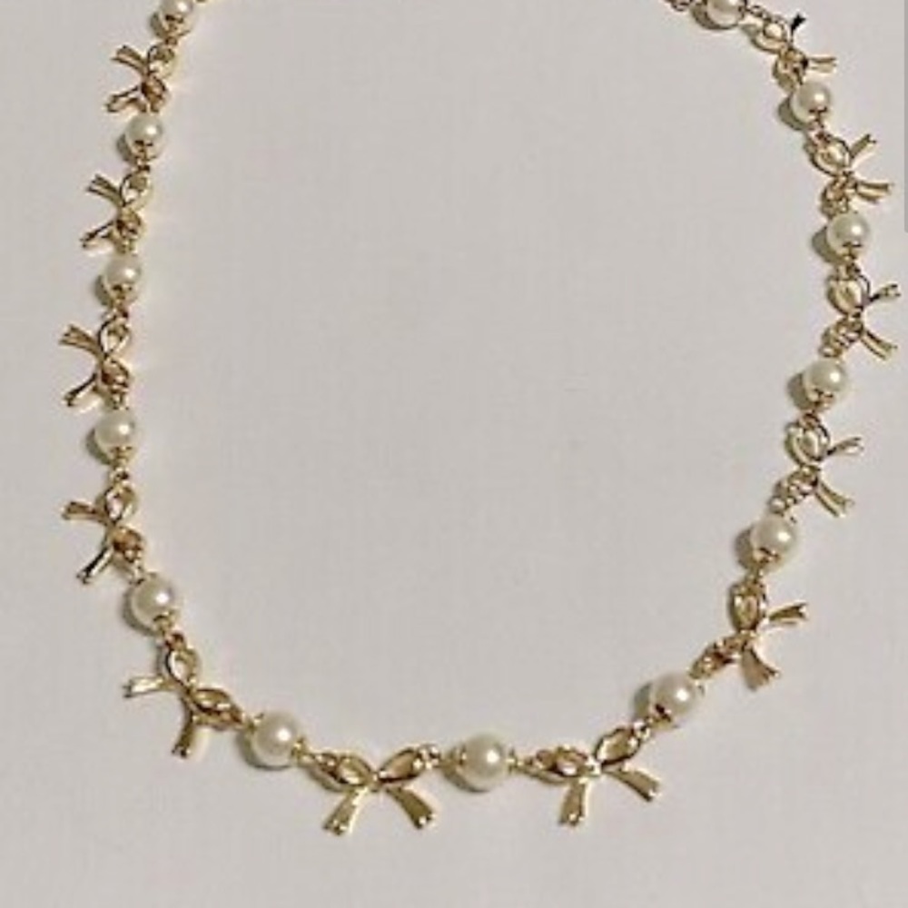 Ann Taylor Gold Pearl Rhinestone necklace with lobster clasp bows ribbons